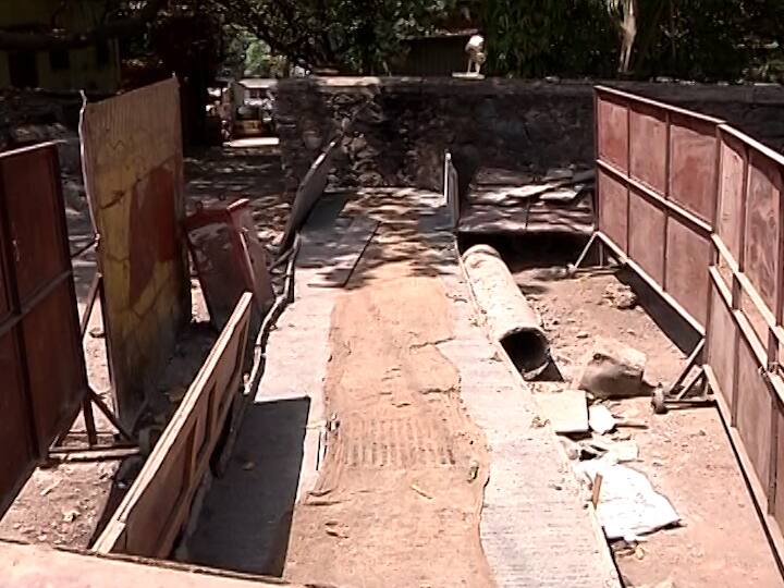 मुंबईत दहावीचा विद्यार्थी खड्ड्यात पडला, डोळ्यात सळी घुसल्याने गंभीर जखमी Mumbai - SSC student falls into pit at Ghatkopar मुंबईत दहावीचा विद्यार्थी खड्ड्यात पडला, डोळ्यात सळी घुसल्याने गंभीर जखमी