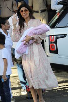 PHOTO : शिल्पा शेट्टी पहिल्यांदाच मुलीसोबत कॅमेऱ्यासमोर; पाहा फोटो