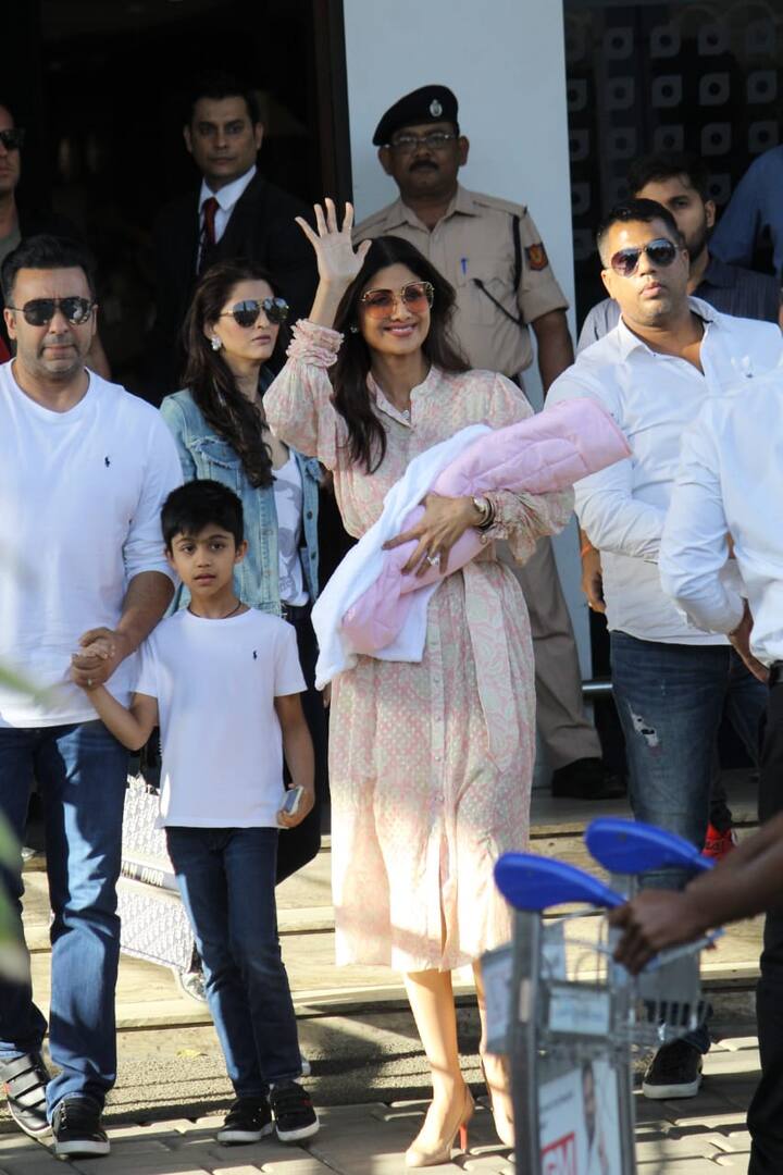 तिने सांगितलं की, तिच्या घरी लक्ष्मीचा जन्म झाला आहे आणि त्यासाठी मी देवाचे आभार मानते. (Photo Credit: Manav Manglani)