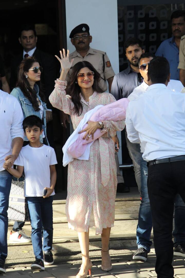 शिल्पाने आपल्या पोस्टमध्ये लिहिलं आहे की, 'आमच्या प्रार्थनेला आज या चमत्काराने उत्तर मिळालं आहे. आम्ही मनापासून ईश्वराचे आभार मानतो. आम्हाला हे सांगताना अत्यंत आनंद होत आहे की, आमच्या घरी एका छोटीशी परी आली आहे.' तिचं नाव समीशा शेट्टी कुंद्रा आहे. समीशाचा जन्म 15 फेब्रुवारीला झाला आहे.' (Photo Credit: Manav Manglani)