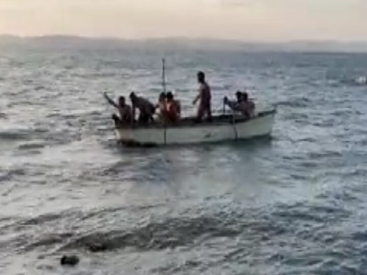 boat of the tourist turned into the tapi river at gujrat सहलीला गेलेल्या कुटुंबाची बोट तापी नदीत उलटली; दोघांचा मृत्यू, आठजण बेपत्ता