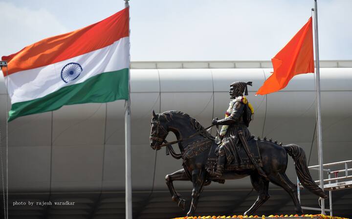 शिवजयंतीच्या निमित्ताने विमानतळावरील छत्रपती शिवाजी महाराजांच्या अश्वारुढ पुतळ्याचा पुनर्स्थापना उद्घाटन सोहळा मुख्यमंत्र्यांच्या हस्ते पार पडला. (सर्व फोटो : राजेश वराडकर)