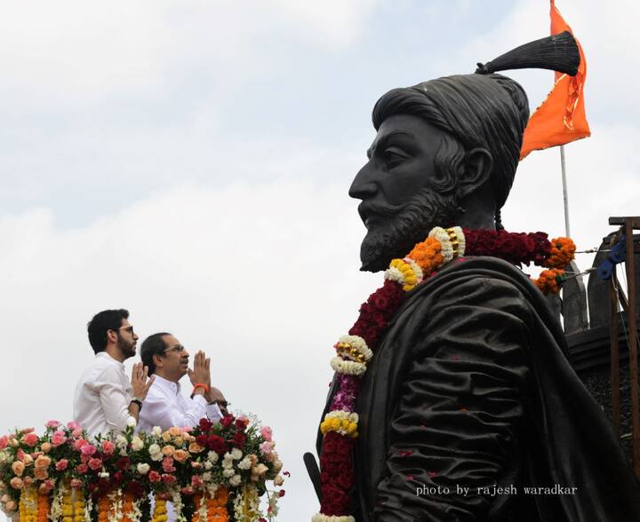 पश्चिम द्रुतगती मार्ग येथील छत्रपती शिवाजी महाराज यांच्या पूर्णाकृती पुतळ्यास अभिवादन करताना (सर्व फोटो : राजेश वराडकर)