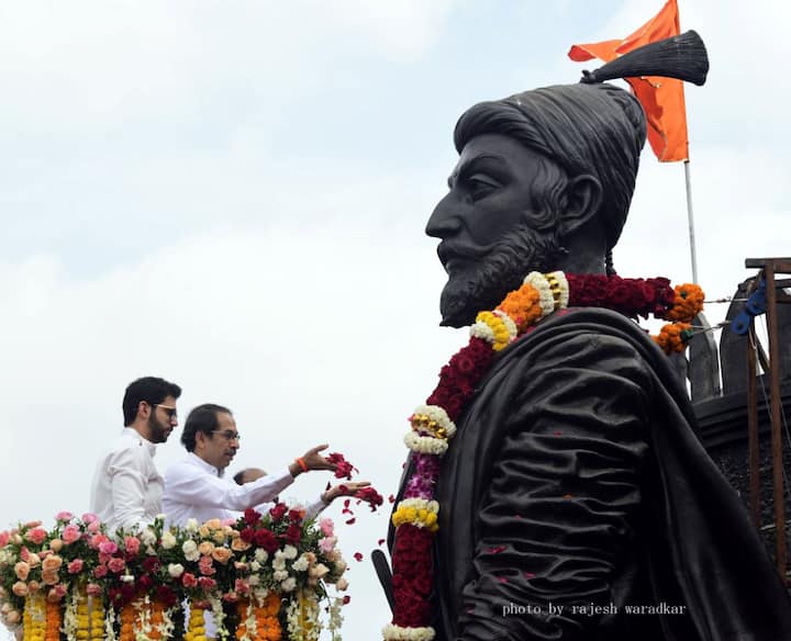 या निमित्ताने मुख्यमंत्री उद्धव ठाकरे यांनी मुंबईतील छत्रपती शिवाजी महाराज आंतरराष्ट्रीय विमानतळ टी2 इथे शिवरायांच्या पुतळ्याला अभिवादन केलं.(सर्व फोटो : राजेश वराडकर)