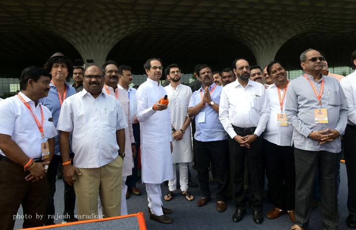 यावेळी त्यांच्यासोबत पर्यटनमंत्री आदित्य ठाकरे, अनिल परब, भाकासेचे अध्यक्ष सूर्यकांत महाडिक, चिटणीस संजय कदम, अजित साळवी, विनोद घोसाळकर उपस्थित होते. (सर्व फोटो : राजेश वराडकर)