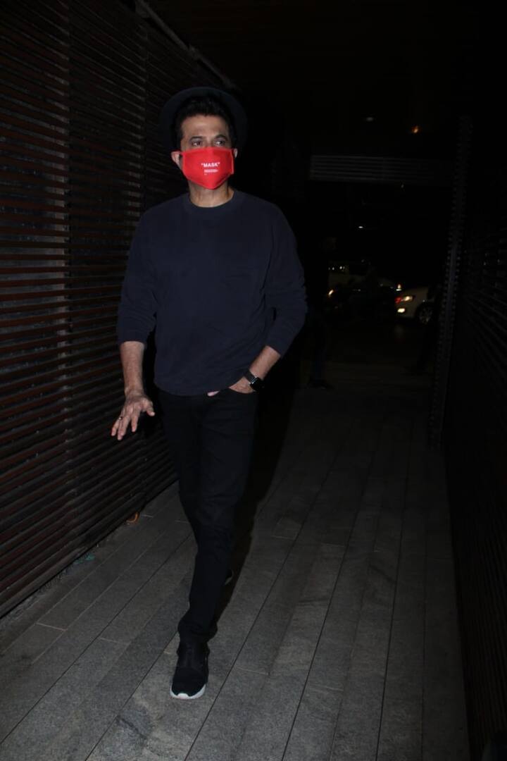 फोटोग्राफर्ससमोर पोज देतानाही अनिल कपूर लाल रंगाचा मास्क घालून पोज देताना दिसून आले. (सर्व फोटो : मानव मंगलानी)