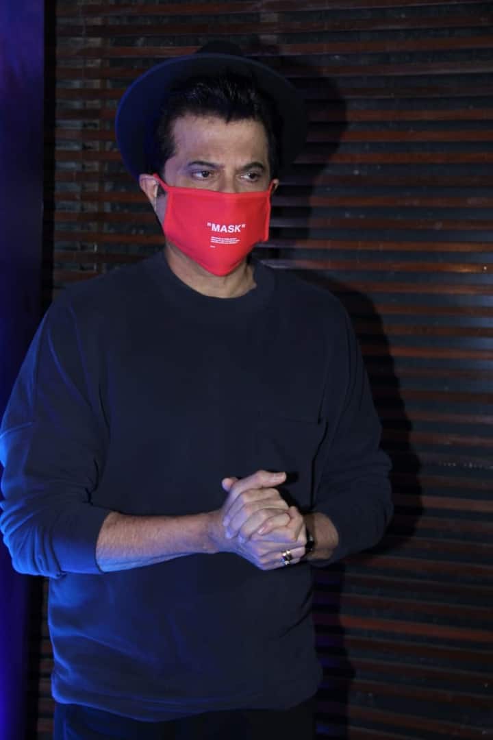 पार्टीमध्ये पोहोचण्यासाठी अनिल कपूर कोरोना व्हायरसपासून बचाव करण्यासाठी लाल रंगाचा मास्क घालून वावरताना दिसून आले. त्यांनी दिशा पाटनी, आदित्य आणि इतर लोकांसोबत पार्टी केली. (सर्व फोटो : मानव मंगलानी)