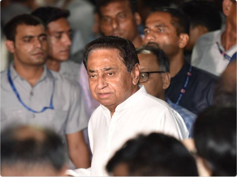 MP cm kamalnath to meet governor at midnight suspense continues on floor test मध्य प्रदेशचे मुख्यमंत्री मध्यरात्री राज्यपालांच्या भेटीला, बहुमत चाचणीवर सस्पेन्स कायम