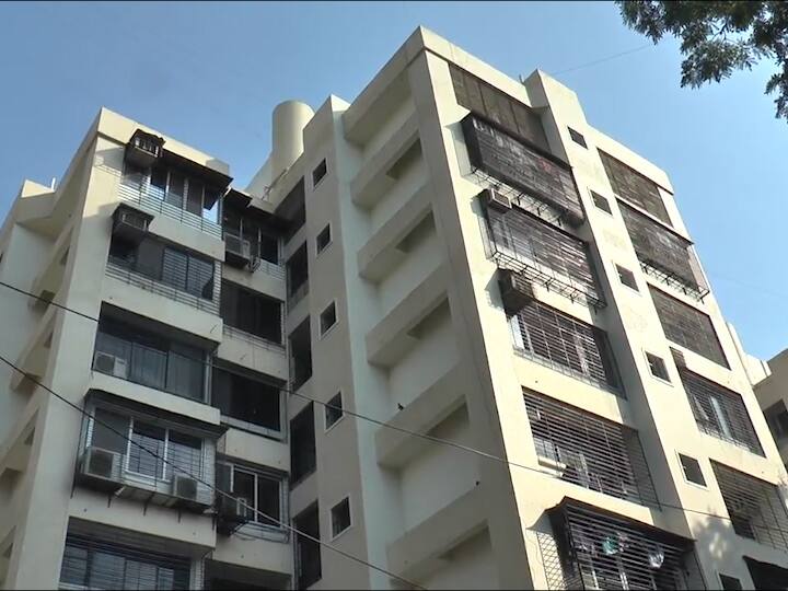 Coronavirus affected ghatkopar building boycott by people संतापजनक...! कोरोनाबाधित कुटुंब राहात असलेली सोसायटी बहिष्कृत; मुंबईतील धक्कादायक घटना