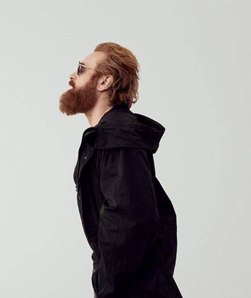 गेम ऑफ थ्रोन्स मधील अभिनेता ख्रिस्तोफर हिवु देखील कोरोना बाधित आहे. त्याने आपल्या इन्स्टाग्राम अकाउंटवरून याबाबत माहिती दिली. त्याने सांगितलं की, त्याने स्वतःला आपल्या घरात आयसोलेशनमध्ये ठेवलं आहे. तसेच आपल्या प्रकृतीबाबत सांगताना त्याने सांगितले की, सध्या त्याला सर्दीचं लक्षण जाणवत आहे. तसेच त्यानेही आपल्या चाहत्यांवा कोरोनापासून सावध राहण्याचा सल्ला दिला आहे. 