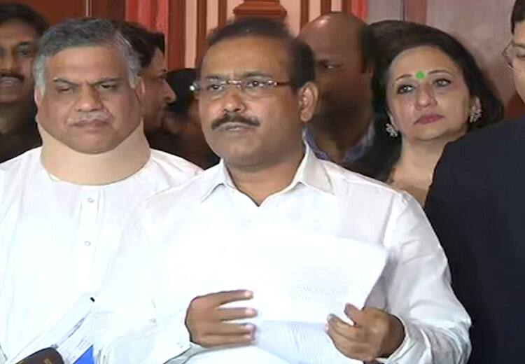 Coronavirus | मुंबई लोकल ट्रेन बंद करण्याचा निर्णय मुख्यमंत्री घेणार : राजेश टोपे Coronavirus Effect People from the corporate sector ready for our decision of 'Work from home' says rajesh tope Coronavirus | मुंबई लोकल ट्रेन बंद करण्याचा निर्णय मुख्यमंत्री घेणार : राजेश टोपे