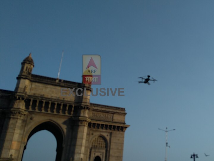 मुंबईत पर्यटन स्थळांवर कोरोनाचा प्रादुर्भाव रोखण्यासाठी गर्दी होऊ नये यासाठी आता मुंबई पोलिसांनी कंबर कसली आहे. मुंबईच्या 'गेट वे ऑफ इंडिया' परिसरात गर्दीवर नियंत्रण ठेवण्यासाठी एका विशेष ऑडिओ म्हणजेच बोलत्या ड्रोनचा वापर मुंबई पोलिसांकडून करण्यात येत आहे. 