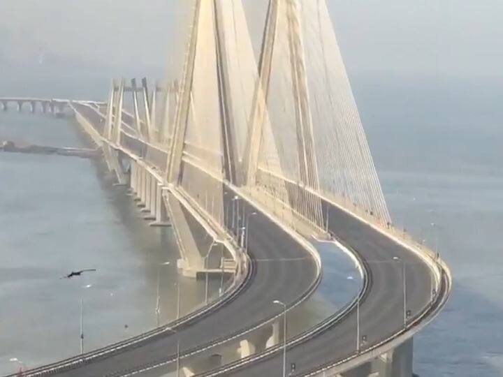 वरळी येथील सी लिंकवर नेहमी गर्दी असते, आज असा शुकशुकाट होता.