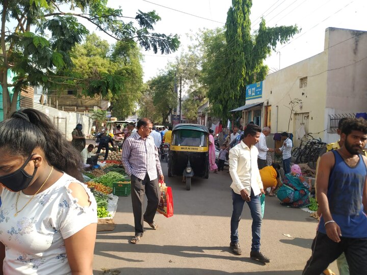 Curfew In Maharashtra - gnoring government advice people gathered for purchasing vegetables Curfew In Maharashtra | सोलापुरात संचारबंदीतही मुक्तसंचार, भाजी मंडईत झुंबड