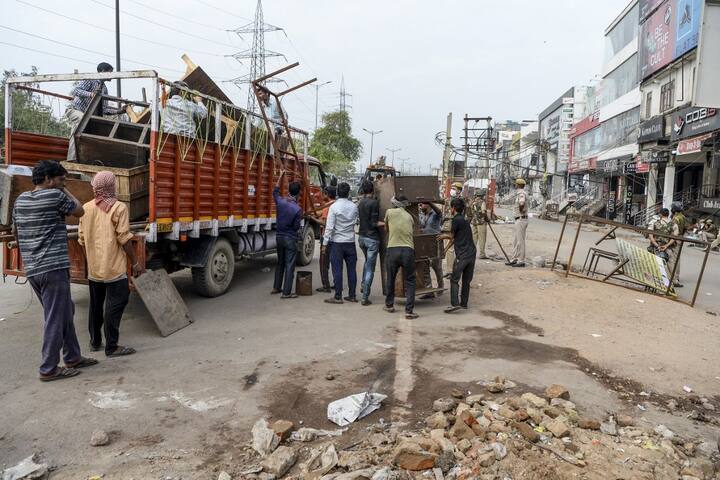 अखेर आज आंदोलनाच्या 101व्या दिवशी सकाळी दिल्ली पोलिसांनी शाहीनबाग येथे कारवाई करत आंदोलकांना घटनास्थळावरून हटवले. तसेच आंदोलनस्थळी असलेले तंबूही काढले.