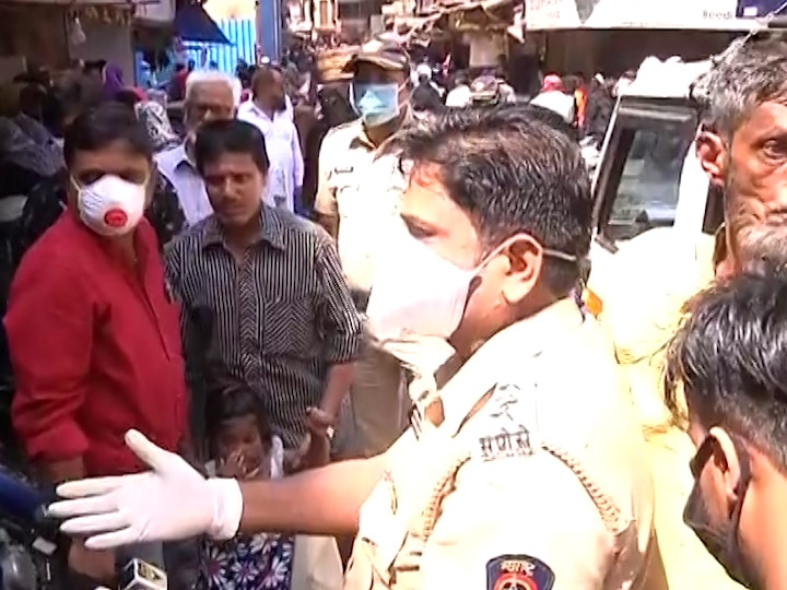 Coronavirus Police helpless to implement curfew in dongri Mumbai Coronavirus : मुंबईतील डोंगरी भागात कर्फ्यूची अंमलबजावणी करताना पोलिस हतबल