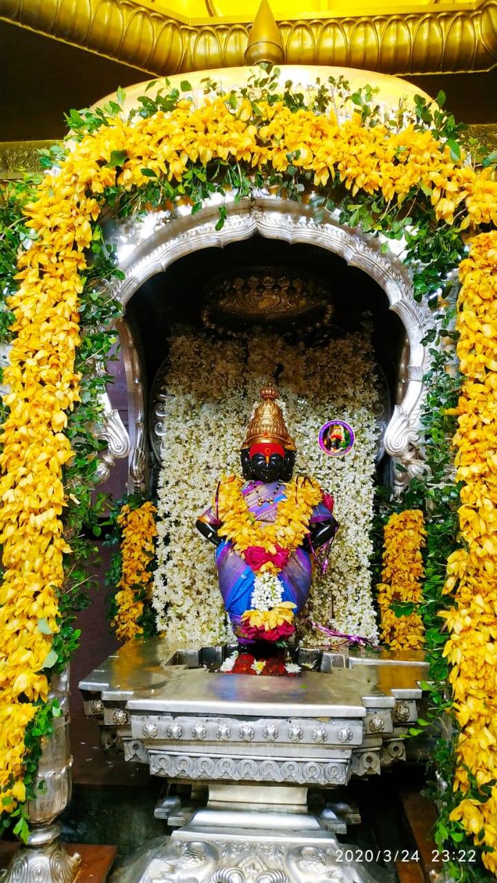 विठुरायासोबतच रुक्मिणी मातेचा गाभाराही पानाफुलांनी सजवण्यात आला आहे. 
