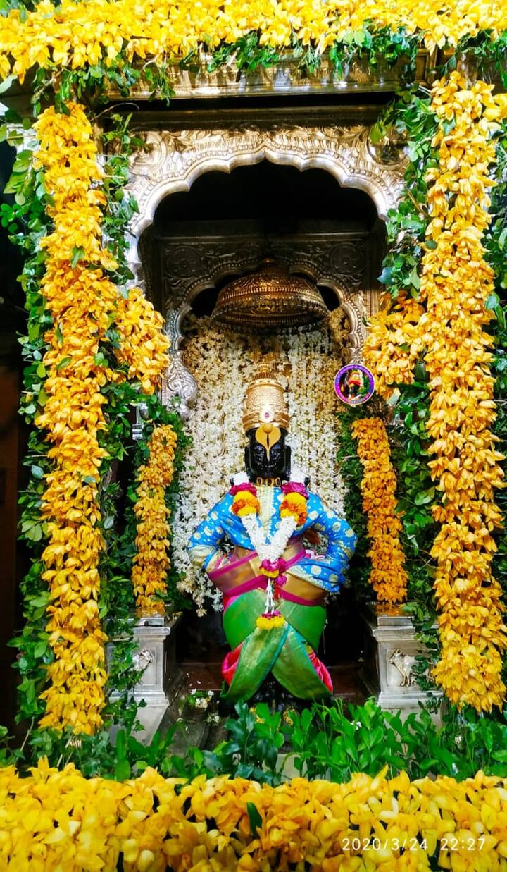 मंदीर बंद असूनही परंपरा म्हणून मंदिर समितीने मिळेल त्या फुलांमध्ये विठ्ठल आणि रूक्मिणीचा गाभारा कर्मचाऱ्यांकडून सजवून घेतला आहे. 
