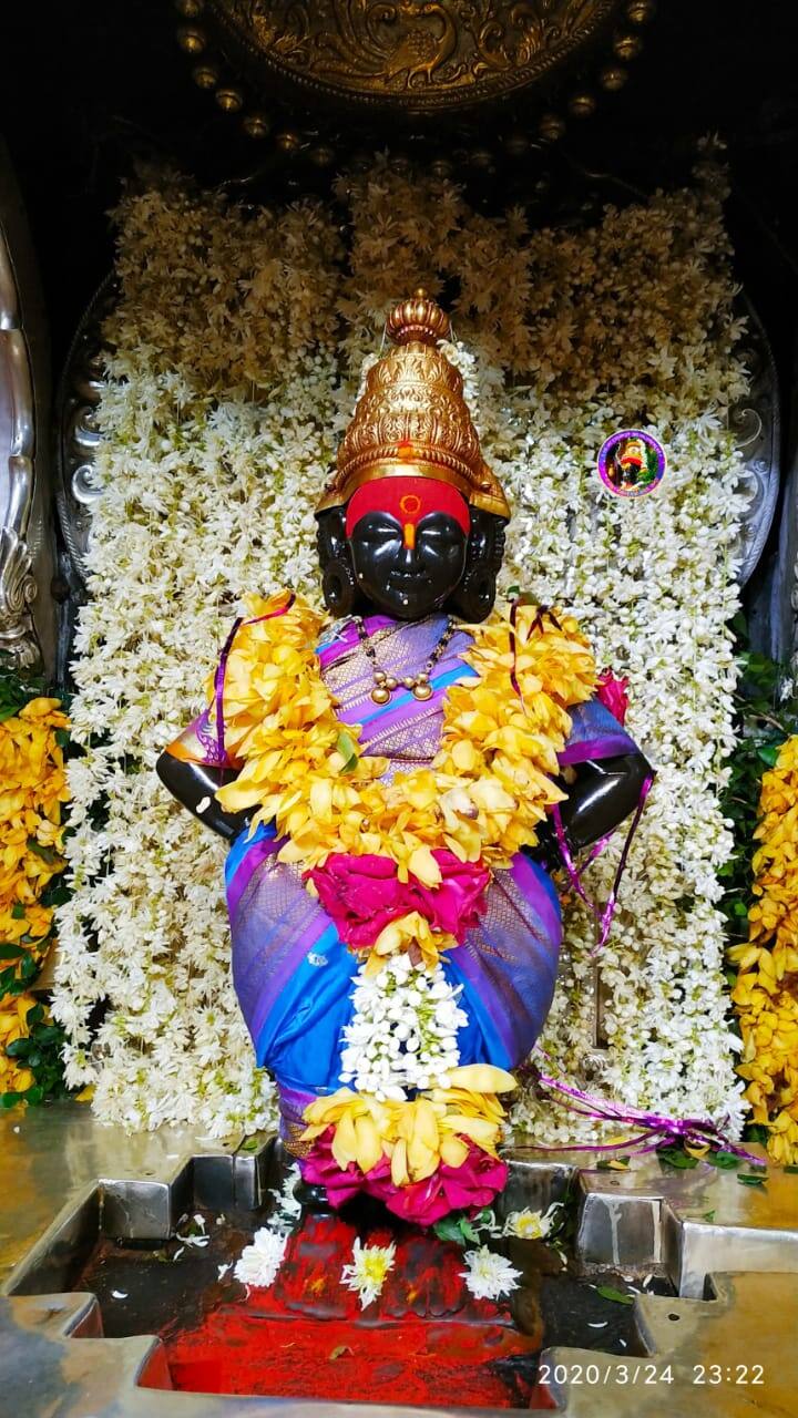 इतिहासात पहिल्यांदाच कोरोना व्हायरसच्या प्रादुर्भावामुळे पंढरपूरचं विठ्ठल मंदीर बंद करण्याचा निर्णय मंदीर समितीने घेतला आहे. 