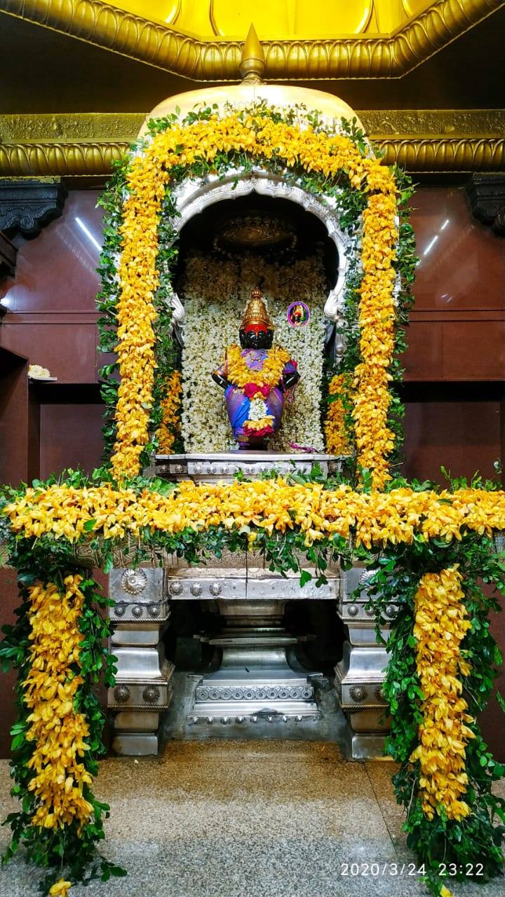 मागील तीन वर्षापासून विविध उत्सवानिमित्त श्री विठ्ठल रुक्मिणी मंदिरात फुलांची आणि फळांची आकर्षक सजावट करण्यात येते. परंतु 17 मार्चपासून श्री विठ्ठल रुक्मिणी मातेचं दर्शन बंद करण्यात आले आहे.