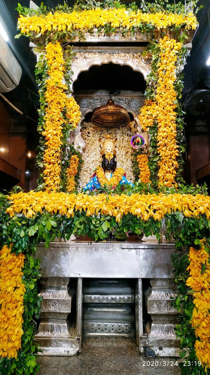 गुढीपाडवा हा मराठी नववर्षाचा पहिला दिवस असल्याने विठुरायाच्या गाभाऱ्यात सोनचाफा, मोगरा आणि इतर सुगंधी फुलं, पानांची सजावट करण्यात आली आहे. 