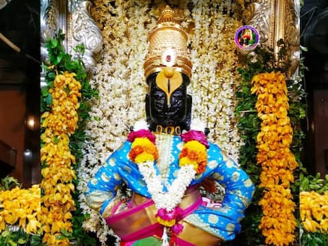 Gudhipadva Special : रूप सावळे सुंदर... चाफ्याच्या फुलांत सजला पांडुरंग Gudhipadva Special : रूप सावळे सुंदर... चाफ्याच्या फुलांत सजला पांडुरंग