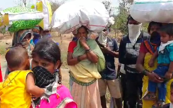 India Lock Down - Migrants labour heading toward village, 35 to 40 km walk from Palghar to Gujarat स्थलांतरित कामगारांनी धरली गावची वाट, गुजरात ते पालघर तब्बल 35 ते 40 किमी पायी प्रवास