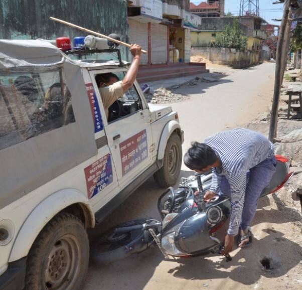 उत्तर प्रदेशमध्ये लॉकडाऊनचं उल्लंघन करणाऱ्यांच्या 1,788 लोकांवर एफआयआर दाखल करण्यात आली आहे. एकूण 5,599 लोकांचं चलानही कापण्यात आलं आहे. 