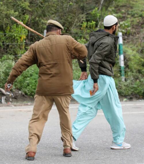 जम्मू काश्मीर पोलिसांनी कोरोना व्हायरसचा प्रसार रोखण्यासाठी लॉकडाऊनच्या आदेशांचं उल्लंघन करणाऱ्या लोकांच्या विरोधात 218 प्राथमिक गुन्ह्यांची नोंद केली आहे. 