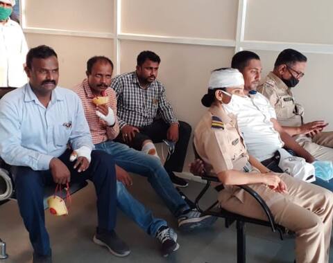 उपमुख्यमंत्र्यांच्या बारामतीत एकाच दिवशी संचारबंदीसाठी तैनात दहा पोलिसांना मारहाण उपमुख्यमंत्र्यांच्या बारामतीत एकाच दिवशी संचारबंदीसाठी तैनात दहा पोलिसांना मारहाण