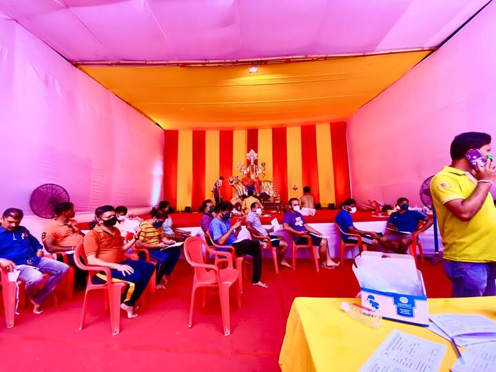 मुख्य म्हणजे सोशल डिस्टन्सिंगचं पालन करत या रक्तदान शिबिराचं आयोजन मंडळान केलं होतं.