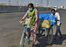 India Lockdown | वाट दिसू दे गा देवा... लॉकडाऊनमुळे काम गेलं, घरी जाण्यासाठी धडपड