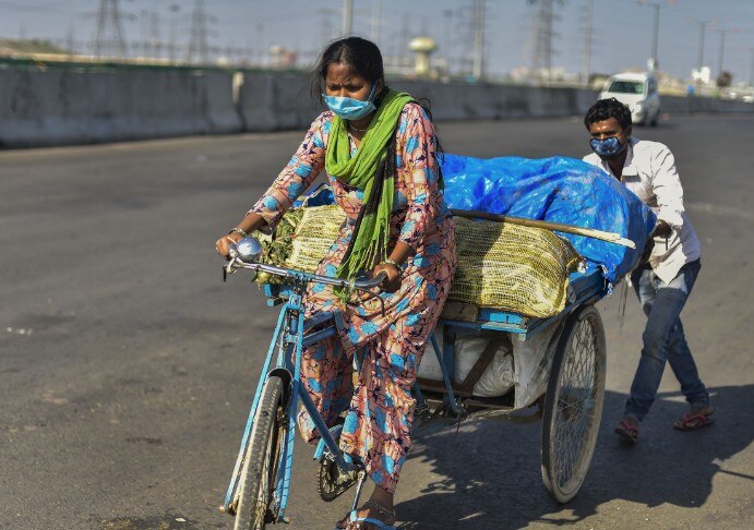 कोरोना व्हायरसच्या वाढत्या प्रादुर्भावामुळे संपूर्ण देशात 21 दिवसांसाठी लॉकडाऊनची घोषण पंतप्रधान नरेंद्र मोदी यांनी केली आहे. त्यामुळे एक मोठा वर्ग घरात आहे, तर दुसरीकडे कामाच्या शोधात घरापासून शहरांमध्ये आलेले लाखो लोक आपल्या घरांकडे परतण्यासाठी धडपड करत आहेत. कोणी पायी, कोणी रिक्षाने तर कोणी लपून छपून आपल्या घरी पोहोचण्यासाठी प्रयत्त करत आहे. पाहा फोटो...