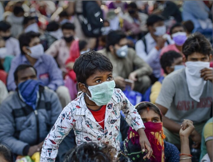 दिल्ली, मुंबईमधून लोकांचे लोंढे घरी परतण्यासाठी मिळेत तसा प्रवास करताना दिसत आहे. 