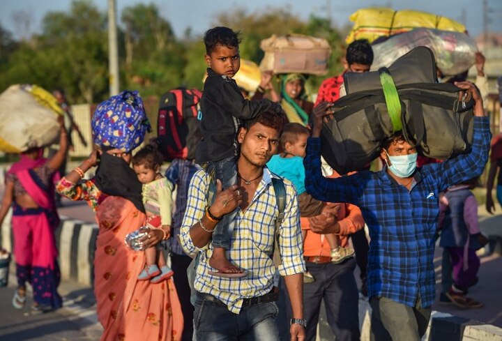 अनेकांनी तर आपल्या कुटुंबासह गावाची वाट धरली आहे. महिलांचाही आपली मुलं कडेवर घेत पायी प्रवास सुरू आहे. 