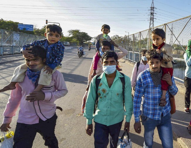 corona lockdown Laborers from Yavatmal travel 700 km from Gujarat यवतमाळमधील मजुरांचा गुजरातहून 700 किमीचा पायी प्रवास, तरीही घरात प्रवेश नाही