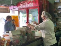 Coronavirus | परप्रांतीय कुटुंबाची महाराष्ट्राबद्दल कृतज्ञता, किराणा दुकान गरिबांसाठी विनामूल्य खुलं