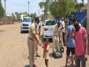 India Lockdown | इस्लामपूरात दानशूर व्यक्तींनी 'माणुसकीचं नातं' निभावलं; 500 गरजूंना जेवण वाटप