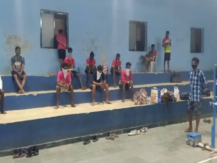 India Lockdown | रेल्वे रुळावरून पायी प्रवास करणाऱ्या 26 जणांवर कारवाई; रत्नागिरीच्या दिवाणखवटी नजिकची घटना Coronavirus police take action on people who walk on railway track India Lockdown | रेल्वे रुळावरून पायी प्रवास करणाऱ्या 26 जणांवर कारवाई; रत्नागिरीच्या दिवाणखवटी नजिकची घटना