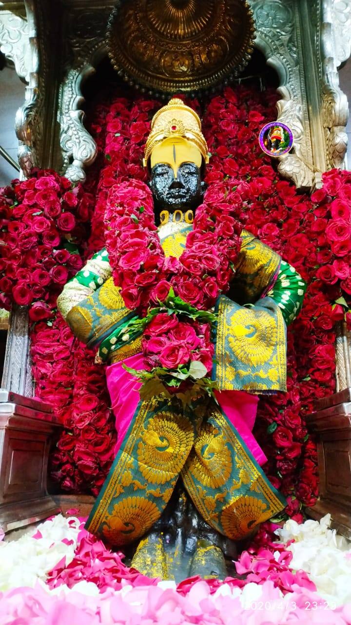 चैत्री एकादशीला कुलूपबंद विठुरायाच्या गाभाऱ्यात लाल गुलाबाची आकर्षक फुल सजावट करण्यात आली आहे. 