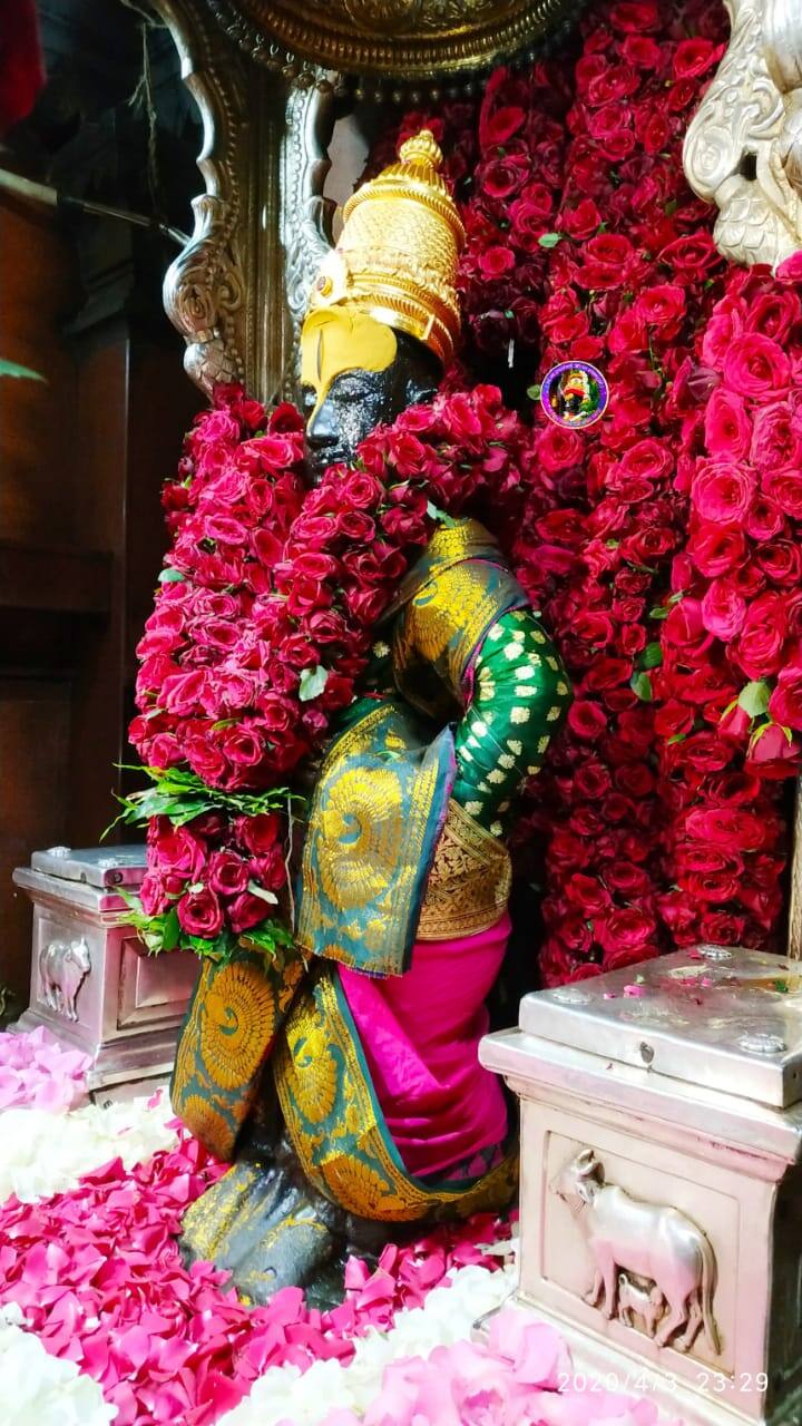 शेकडो वर्षांपासून लाखो भाविकांच्या उपस्थितीत होत आलेला चैत्री यात्रेचा सोहळा यंदा कोरोनामुळे कुलूपबंद विठ्ठल मंदिरात साजरा केला.