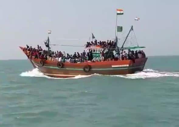 अरबी समुद्रात अडकलेल्या 1700 खलाशांना अखेर गुजरातमध्ये उतरवलं 1700 fishermen in the Arabian Sea palghar news अरबी समुद्रात अडकलेल्या 1700 खलाशांना अखेर गुजरातमध्ये उतरवलं