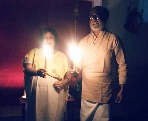 साऊथ सुपरस्टार रजनीकांत आपल्या पत्नीसह मेणबत्ती घेऊन दिसून आले. 