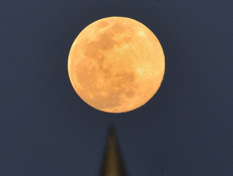 Super Moon | वर्षातील सर्वात मोठ्या आणि चमकदार चंद्रांच दर्शन; पाहा फोटो