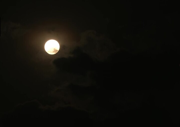 पौर्णिमेच्या सुपरमूनचा हा फोटो पंजाबमधीव लुधियानातून टिपलेला आहे. ज्यामध्ये चंद्र फार सुंदर दिसत आहे. 