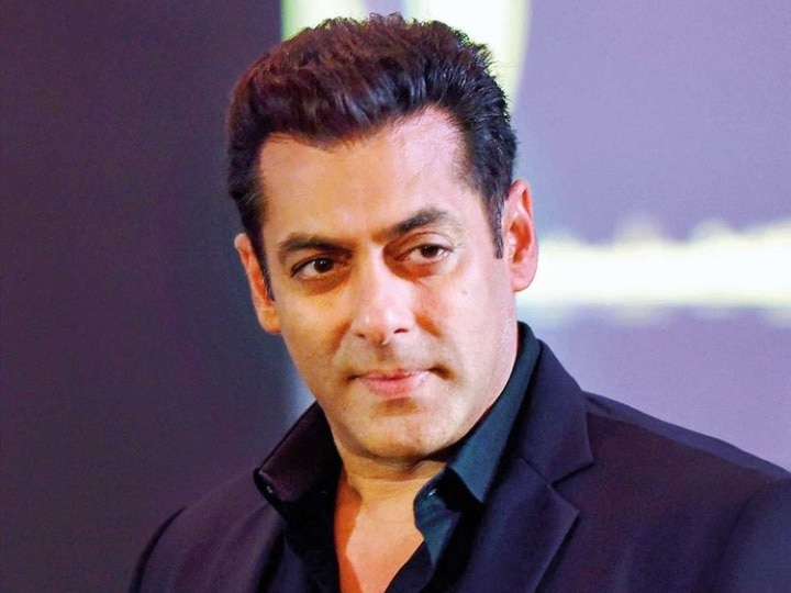 Actor Salman Khan reportedly isolates himself personal driver and two staff members Test Covid-19 Positive सलमान खानच्या ड्रायव्हरसह स्टाफ मेंबर्सना कोरोनाची लागण; भाईजान सेल्फ क्वॉरंटाईन