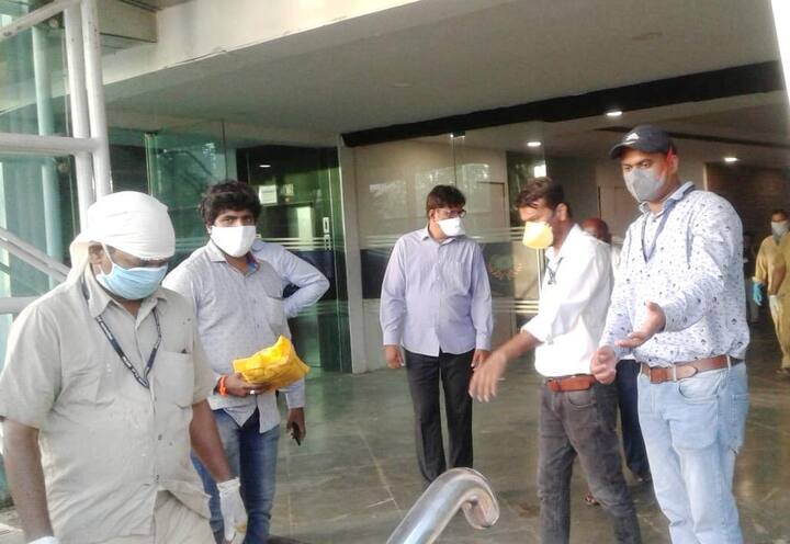 संदीप शहा यांच्या वतीने ३०० जणांसाठी बिस्कीट आणि बिसलेरी पाणी व्यवस्था करण्यात आली आहे.