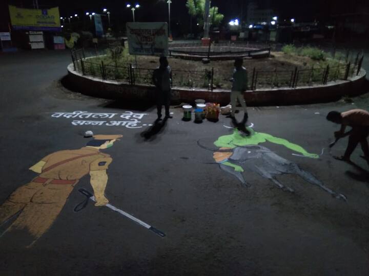  योगेश कडबाने आणि त्यांचे सहकारी राहुल भिसे, मनोज कोकणे, बालाजी चौरे व रंगनाथ गाडेकर यांनी आंबेजोगाई येथील चौकातील रस्त्यांवर प्रबोधनात्मक चित्रे काढण्यास सुरुवात केली. आतापर्यत या कलाकारांनी छत्रपती शिवाजी महाराज चौक आणि यशवंतराव चव्हाण चौकात एकूण सात चित्रे आणि संदेश रंगवले आहेत. 