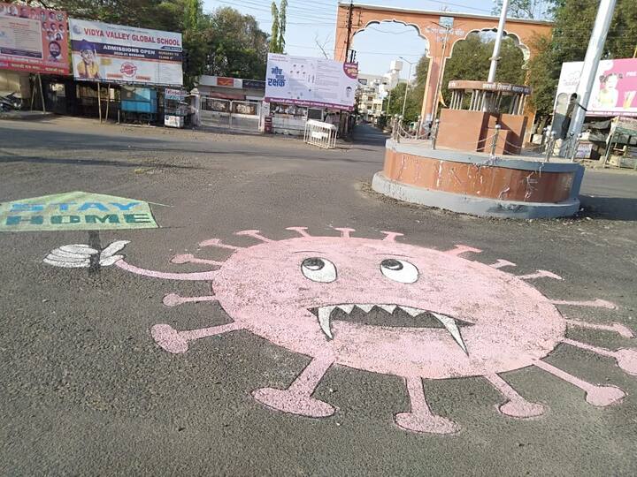  या चित्रांच्या माध्यमातून ‘लॉकडाऊनचे नियम पाळा, यम टाळा’, कोरोना म्हणजे कोई रोड पर ना निकले, कोरोनाचा संसर्ग टाळण्यासाठी सध्या गर्भाशया एवढेच आपले घर सुरक्षित आहे त्यामुळे घरातच थांबा असे विविध संदेश देण्यात आले आहेत. 