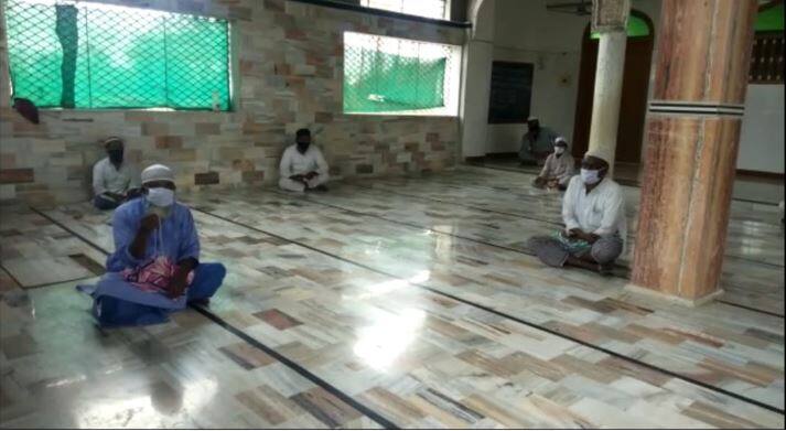 Latur - FIR lodged against a man who helped to give pass to 12 pilgrims, 8 found corona positive Coronavirus | मला फसवलं, 12 तब्लिगींसाठी फसवून पत्र घेतलं, तहसीलदारांची तक्रार